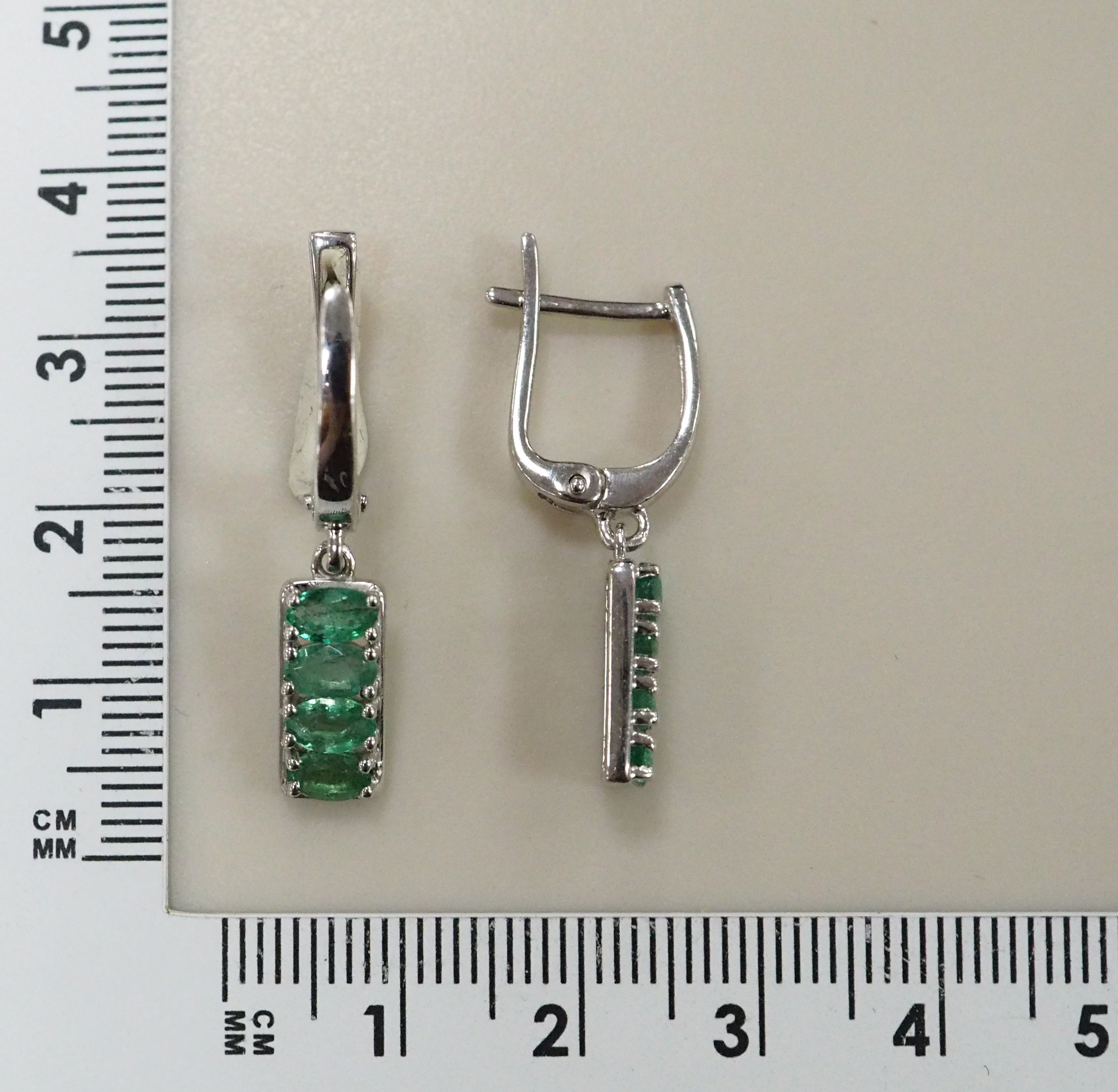 Серебряные серьги с изумрудами